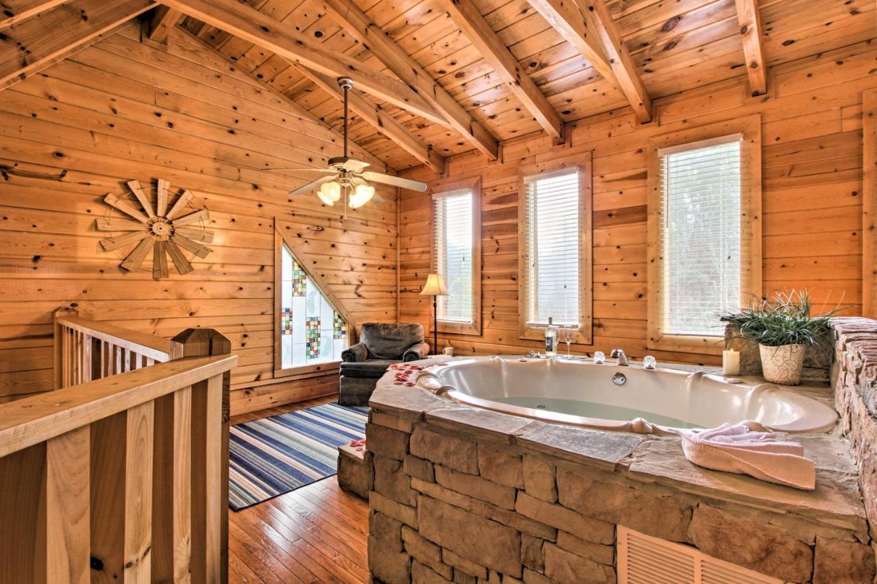 Romantic Cabin With Hot Tub In Pigeon Forge! Extérieur photo