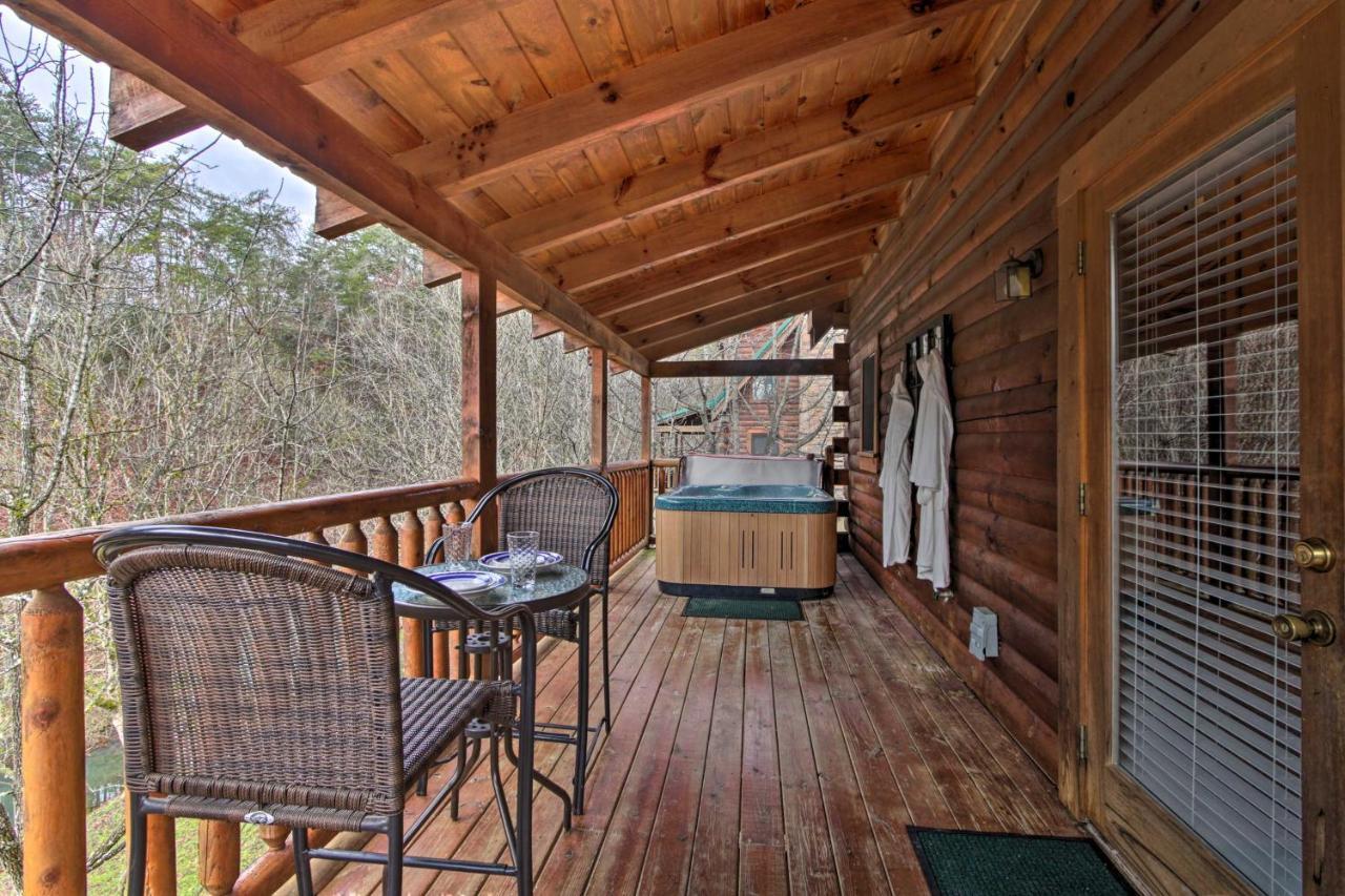 Romantic Cabin With Hot Tub In Pigeon Forge! Extérieur photo