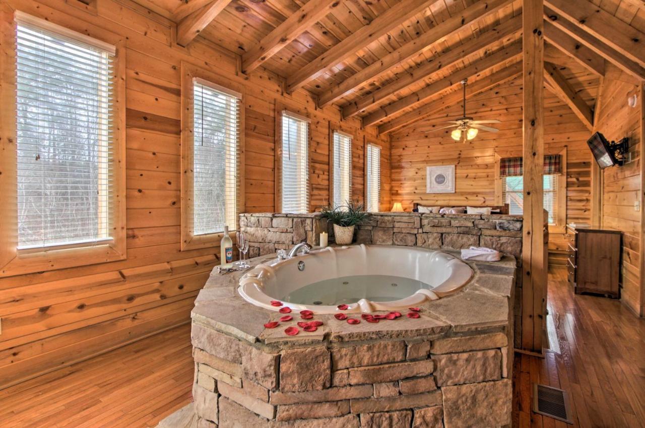 Romantic Cabin With Hot Tub In Pigeon Forge! Extérieur photo
