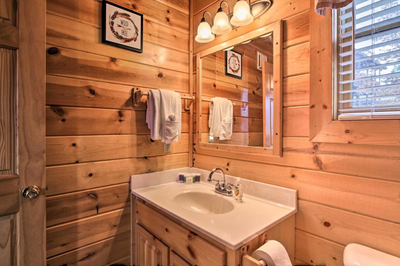Romantic Cabin With Hot Tub In Pigeon Forge! Extérieur photo